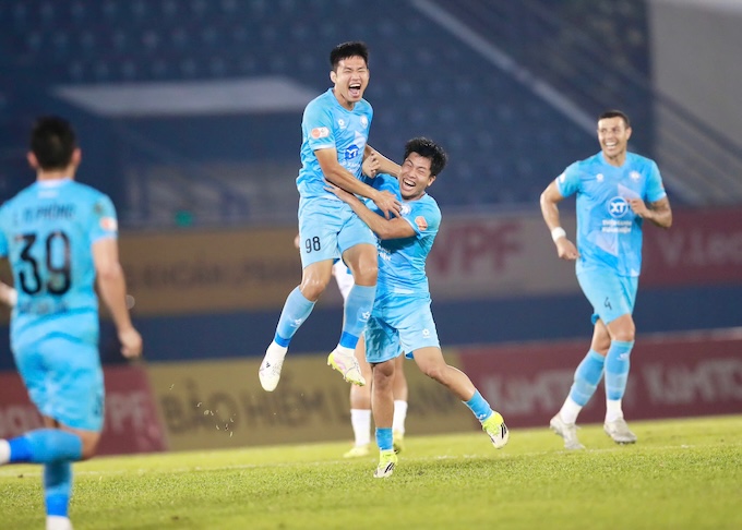 Niềm vui của Nam Định khi có bàn gỡ hoà - Ảnh: Quang Đương 