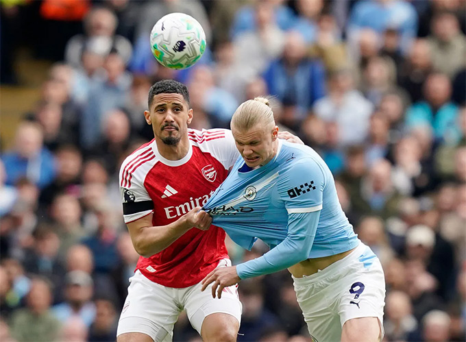 Arsenal và Man City đang có cùng số điểm và hiệu số bàn thắng ở cuộc đua vô địch