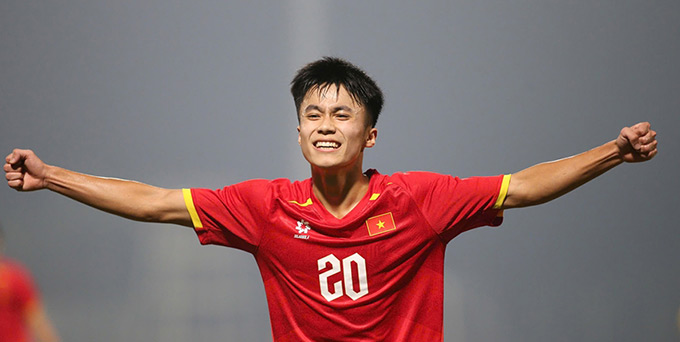 Sỹ Bách bùng nổ bên cánh phải - Ảnh: PVF 