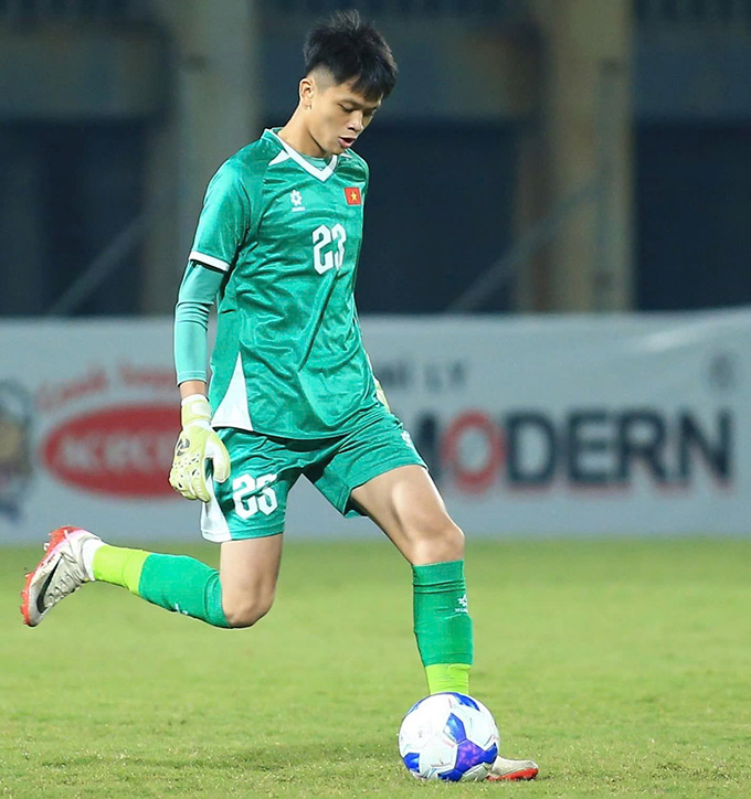 Lý Xuân Hoà nhận giải thủ môn xuất sắc nhất - Ảnh: PVF 