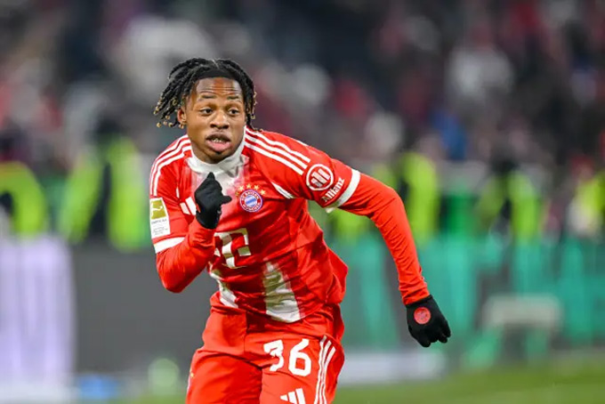 Wisdom Mike đã bị kỷ luật vì dám ngủ gật trong buổi họp đội bóng với HLV Kompany