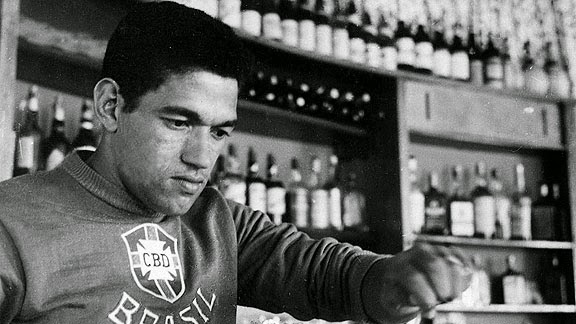 Chương cuối cuộc đời của Garrincha thực sự thảm khốc vì nghiện rượu và đói nghèo