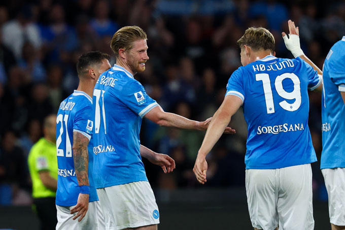 De Bruyne và Hojlund cũng đều góp công vào bàn thắng