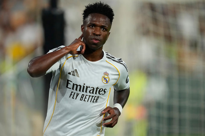 Vinicius ăn mừng theo kiểu giơ tay lên tai như một cách thách thức những tiếng la ó từ khán đài