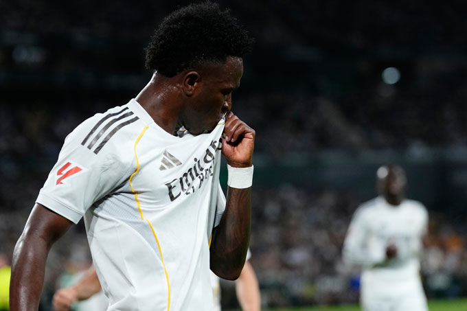 Sau đó anh hôn lên huy hiệu Real Madrid trên ngực áo, một hành động thể hiện sự gắn bó và khẳng định tình cảm với đội bóng