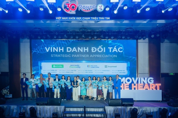 Lễ vinh danh đối tác chiến lược của công ty TNHH Rohto-Mentholatum (Việt Nam).