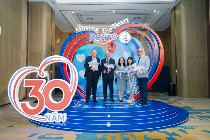 TGĐ Rohto-Mentholatum (VN), ông Hirofumi Shiramatsu, chụp ảnh cùng đối tác Medicare.