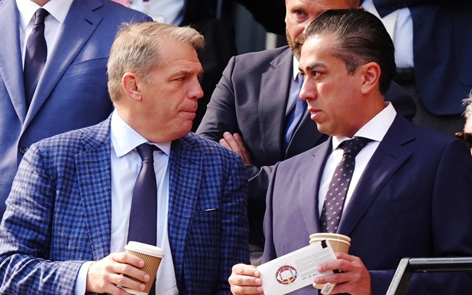 Todd Boehly (trái) và Behdad Eghbali (phải) phải chịu trách nhiệm chính trong cuộc khủng hoảng ở Chelsea
