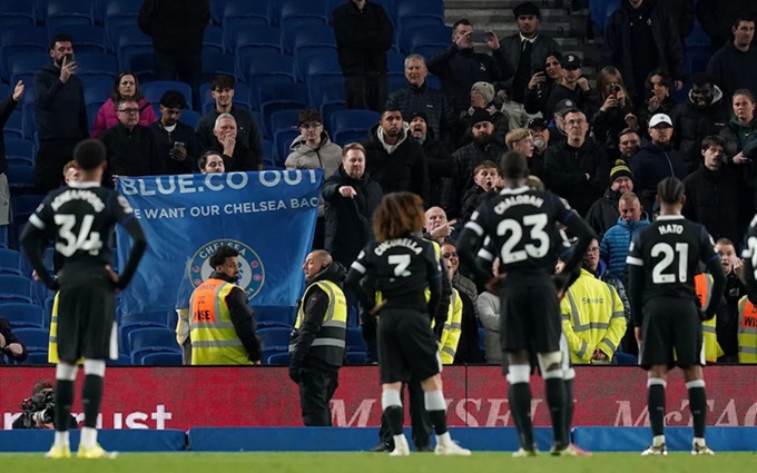 Các cầu thủ Chelsea tiến đến xin lỗi các CĐV sau thất bại trước Brighton