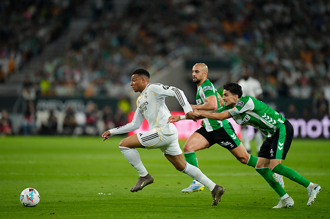 Mbappe trong một pha bứt tốc trước Betis