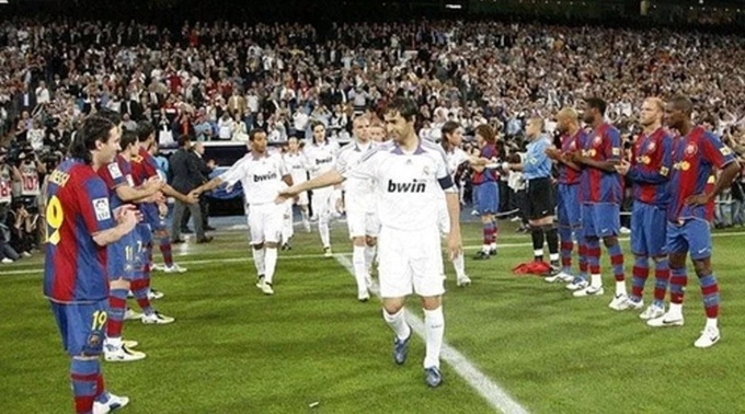 Có thể sắp có màn trả đũa kinh điển: Real Madrid sẽ phải xếp hàng mừng Barca vô địch