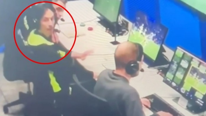 Trọng tài Paterna (khoanh đỏ) dường như đang nghe chỉ đạo khi phụ trách công việc của tổ VAR