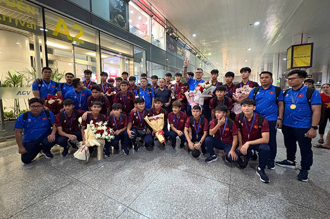 Tổng Thư ký VFF - Nguyễn Văn Phú tặng hoa chúc mừng U17 Việt Nam tại sân bay - Ảnh: Phan Tùng