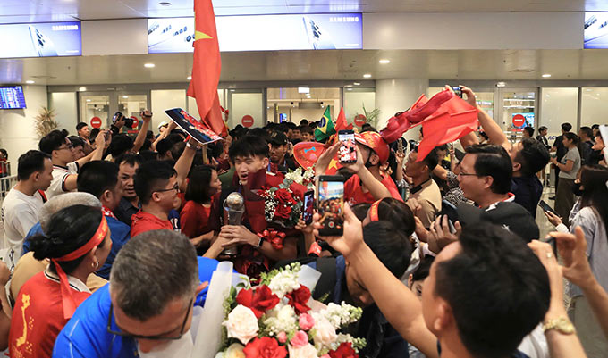 Đông đảo người hâm mộ tới sân bay đón U17 Việt Nam - Ảnh: Phan Tùng