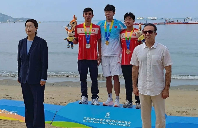 Huy Hoàng và Tuấn Anh trên bục nhận HC bạc và HC đồng nội dung bơi biển 5km - Ảnh: VASA