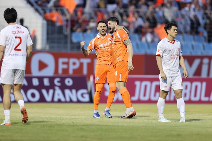 Niềm vui của cầu thủ Đà Nẵng khi có bàn thằng từ rất sớm - Ảnh: Phi Hải