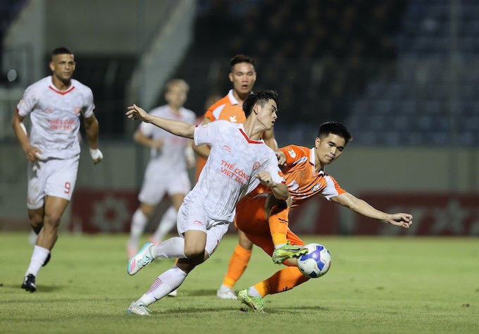 Các cầu thủ Đà Nẵng đã hứng chịu sức ép rất lớn từ đội khách Thể Công - Ảnh: Phi Hải 