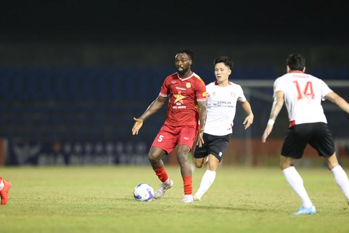 Hà Tĩnh (áo đỏ) đã bỏ lỡ những cơ hội đáng tiếc - Ảnh: Đức Cường