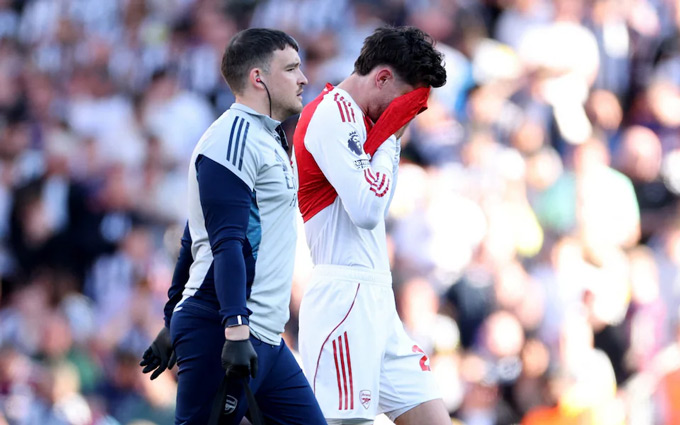 Cả Havertz và sau đó là Eze đều chấn thương phải rời sân sớm