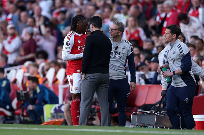 Thêm Eze chấn thương, chưa thấy đội nào khổ như Arsenal mùa này