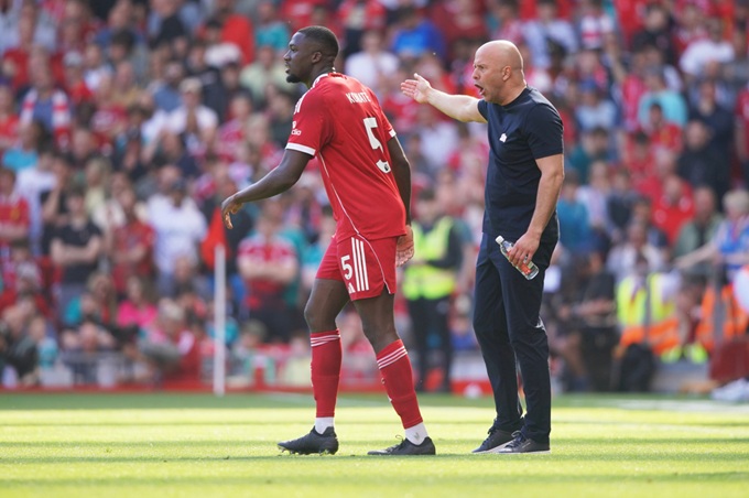 Slot có được sự ủng hộ tuyệt đối từ BLĐ Liverpool