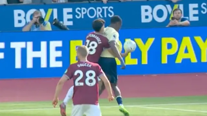 Fan Tottenham phẫn nộ với VAR ở trận đấu của... West Ham