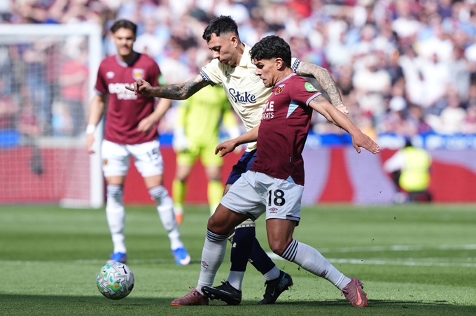 Mateus Fernandes (phải) chịu sự chi trích dữ dội