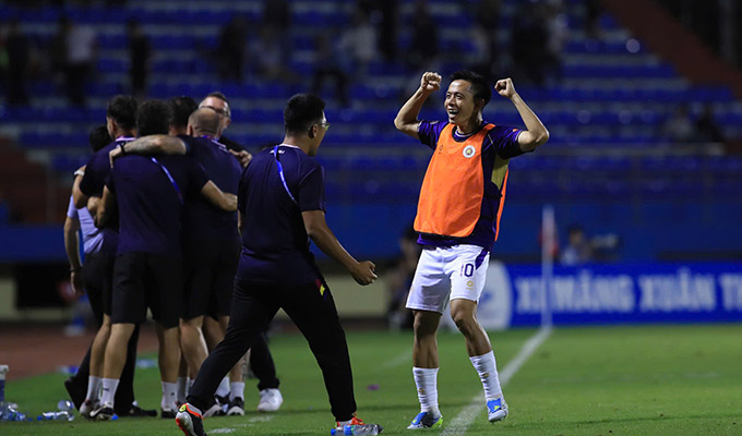 Văn Quyết sẽ phải ngồi ngoài nhìn đồng đội thi đấu trong trận gặp Đà Nẵng - Ảnh: Đức Cường 