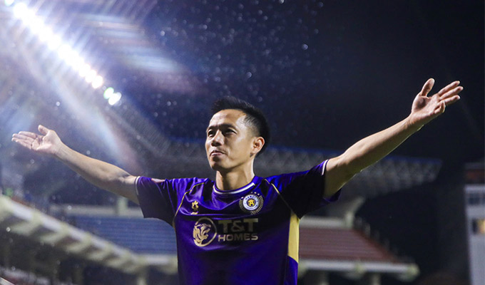 Văn Quyết lỡ hẹn không thể thi đấu ở vòng 21 do án treo giò - Ảnh: Đức Cường 