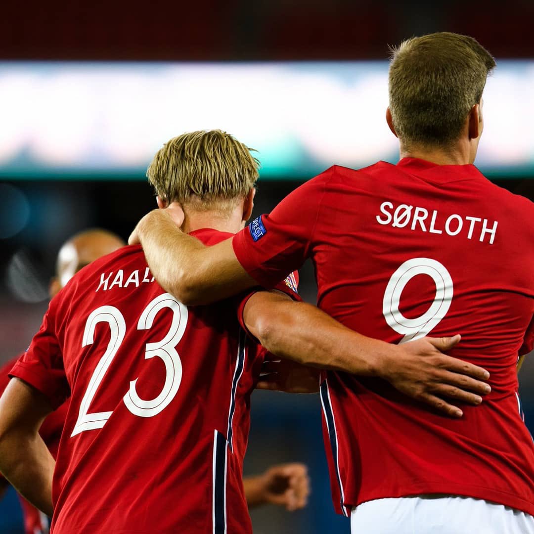 Haaland và Sorloth có cùng chiều cao, thể hình tương tự và tạo nên bộ đôi tấn công phá kỷ lục, thống trị vòng loại World Cup 2026