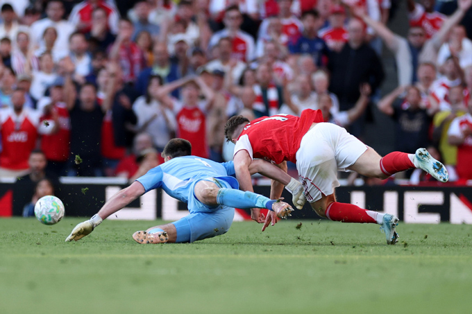 Arteta cho rằng Pope phải nhận thẻ đỏ khi ngăn cản Gyokeres