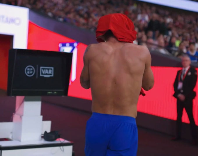 Barrios thất vọng rời sân sau khi bị đau ở trận thắng Bilbao - Ảnh: BeSoccer