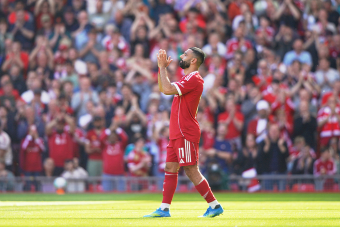 Salah chào 4 khán đài sân Anfield như thể biết mình đã đá trận cuối cho Liverpool
