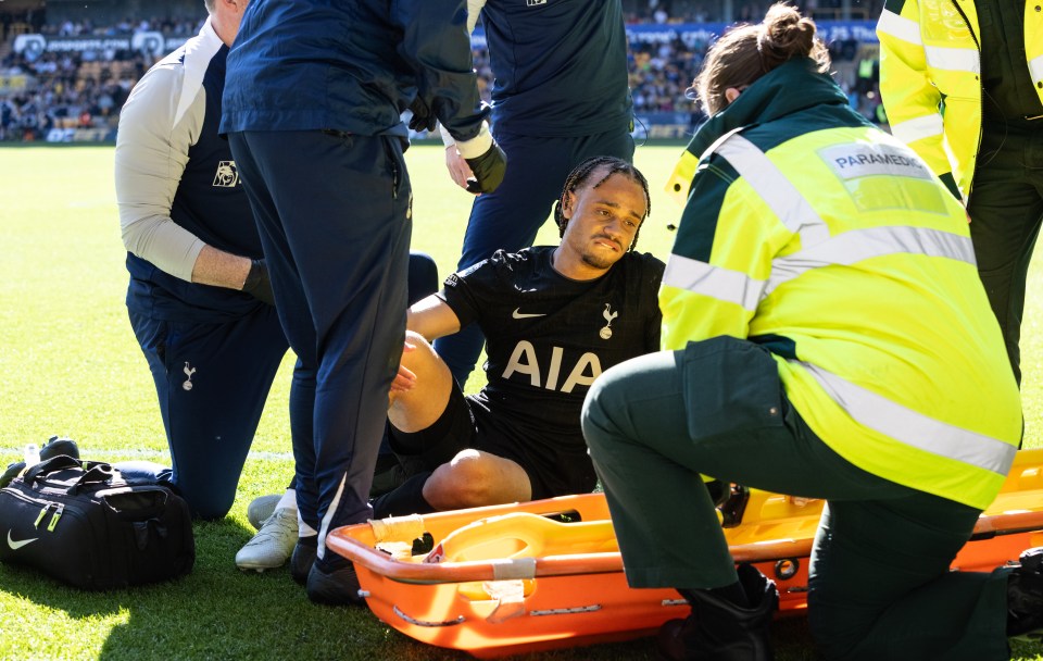 Xavi Simons rời sân bằng cáng - Ảnh: The Sun