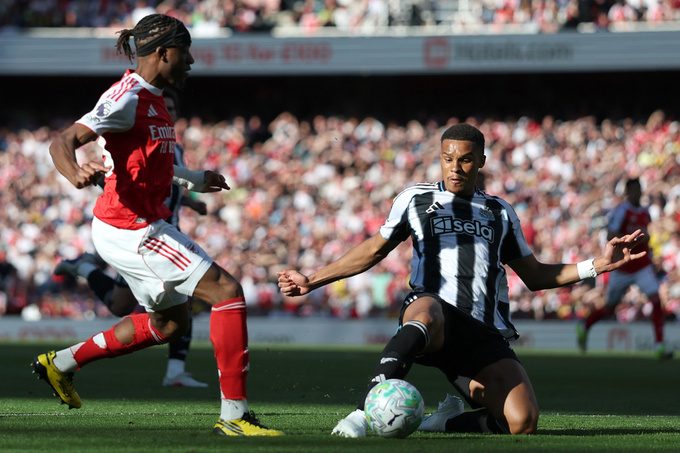 Cách tổ chức đá phạt góc bằng những đường chuyền ngắn của Arsenal rất khó chịu