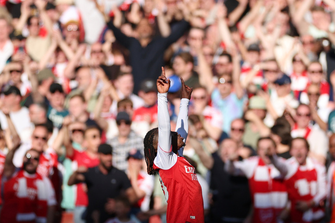 Eberechi Eze ăn mừng sau khi ghi bàn thắng duy nhất cho Arsenal trước Newcastle
