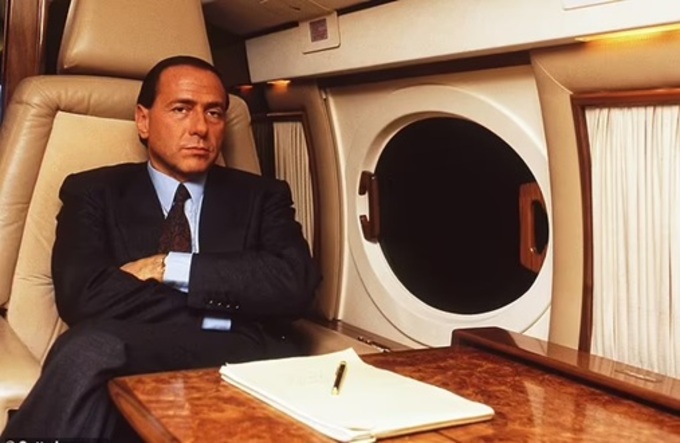 Ông Berlusconi từng phải ra hầu tòa