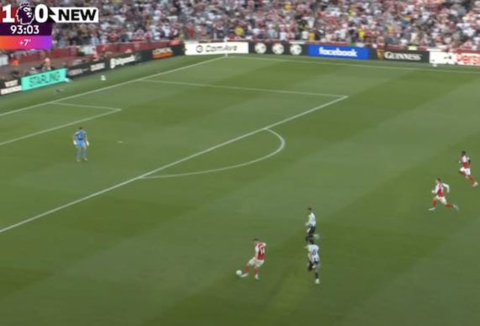 Viktor Gyokeres có pha xử lý lóng ngóng