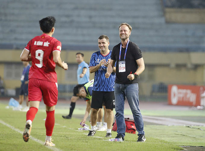 Thầy trò HLV Polking giữ vững ngôi đầu BXH sau 20 vòng