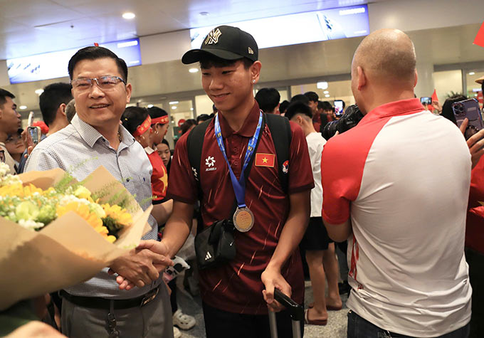 Gia đình của Nguyễn Lực đi từ 4h sáng ra Hà Nội để kịp đón con trai. Ảnh: Phan Tùng