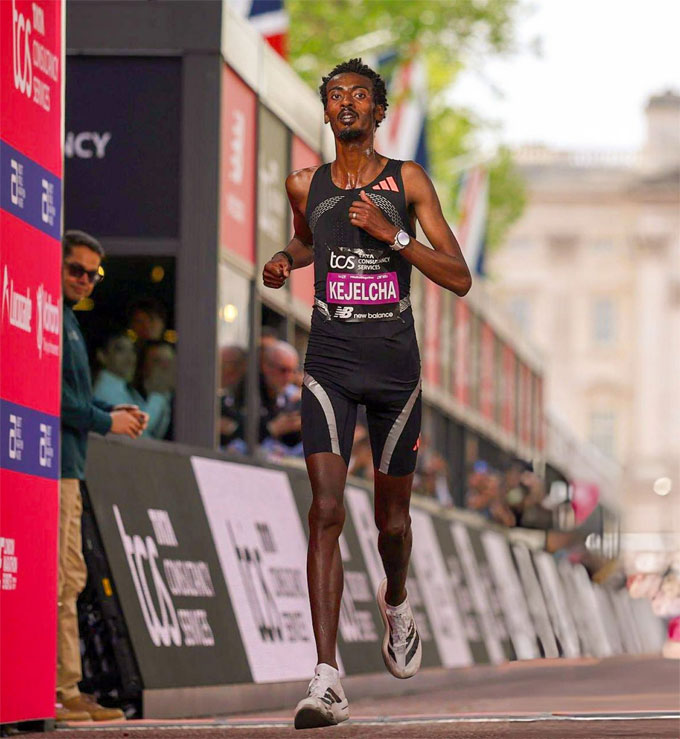 Yomif Kejelcha cán đích thứ nhì, chậm hơn Sawe 11 giây