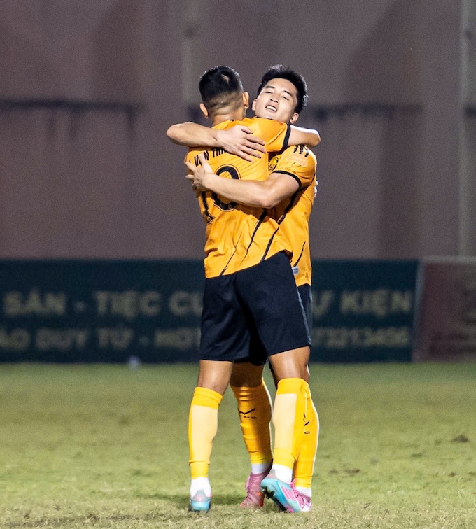Niềm vui của Ngọc Mỹ và Văn Thắng khi có bàn thắng vào lưới đối thủ. Ảnh: Đức Cường 