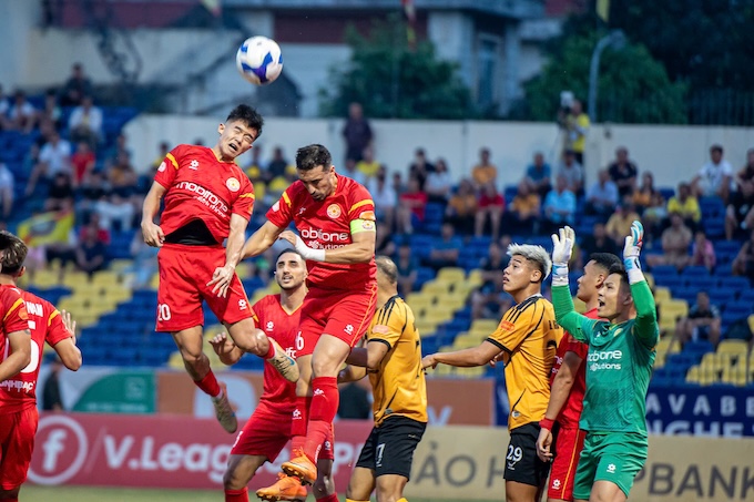 Pha tranh bóng của cầu thủ hai đội. ảnh: Đức Cường 