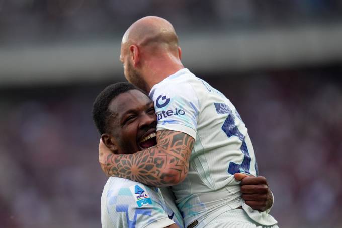 Dimarco ăn mừng bàn thắng với Marcus Thuram (ảnh: AP)