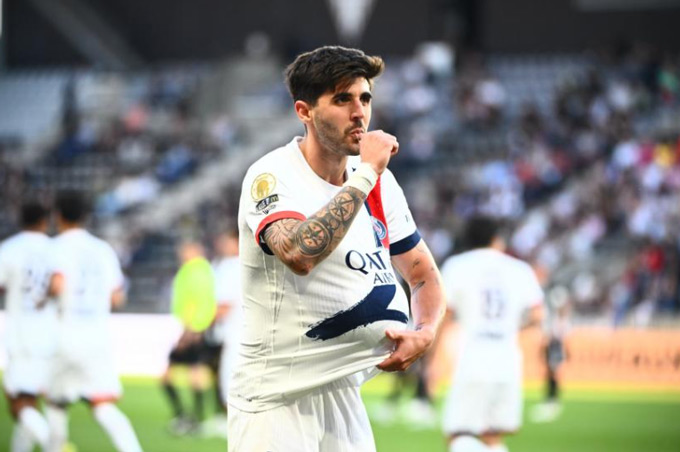 Việc kéo trung vệ Beraldo lên đá tiền vệ trụ là phát kiến mới nhất của Enrique