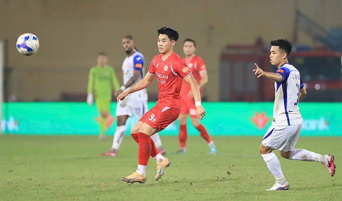 Đình Bắc thể hiện phong độ làm bàn "hủy diệt" với 7 bàn chỉ sau 4 trận đấu liên tiếp - Ảnh: Minh Tuấn 