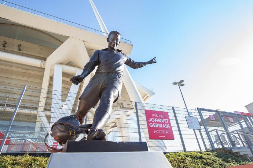 Just Fontaine ghi 34 bàn thắng trong 26 trận ở Ligue 1, giúp Reims giành cú đúp quốc nội và được tạc tượng ghi công