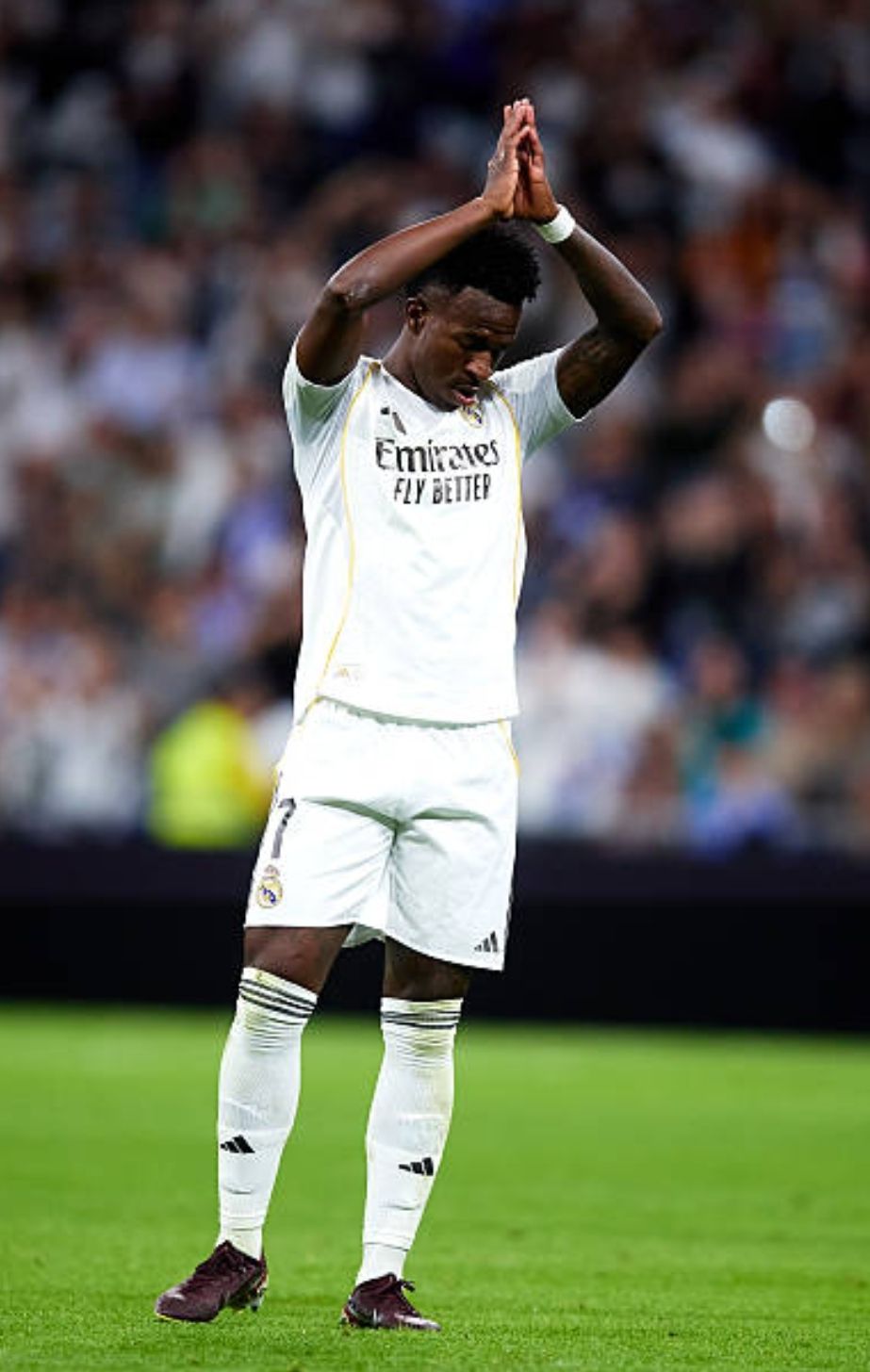Vinicius chắp tay lậy CĐV Real Madrid sau khi ghi bàn vào lưới Alaves