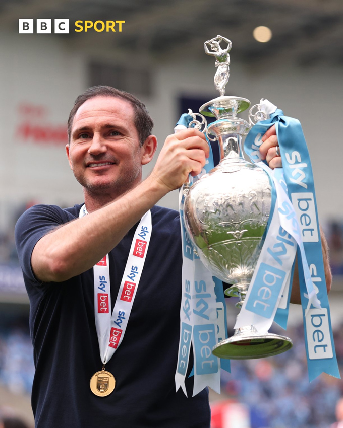 Lampard chính thức nâng cúp vô địch Championship cùng Coventry - Ảnh: BBC Sport