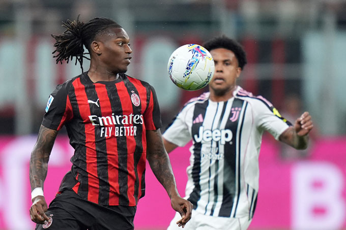 Leao (trái) vẫn đang thi đấu ấn tượng trong màu áo AC Milan
